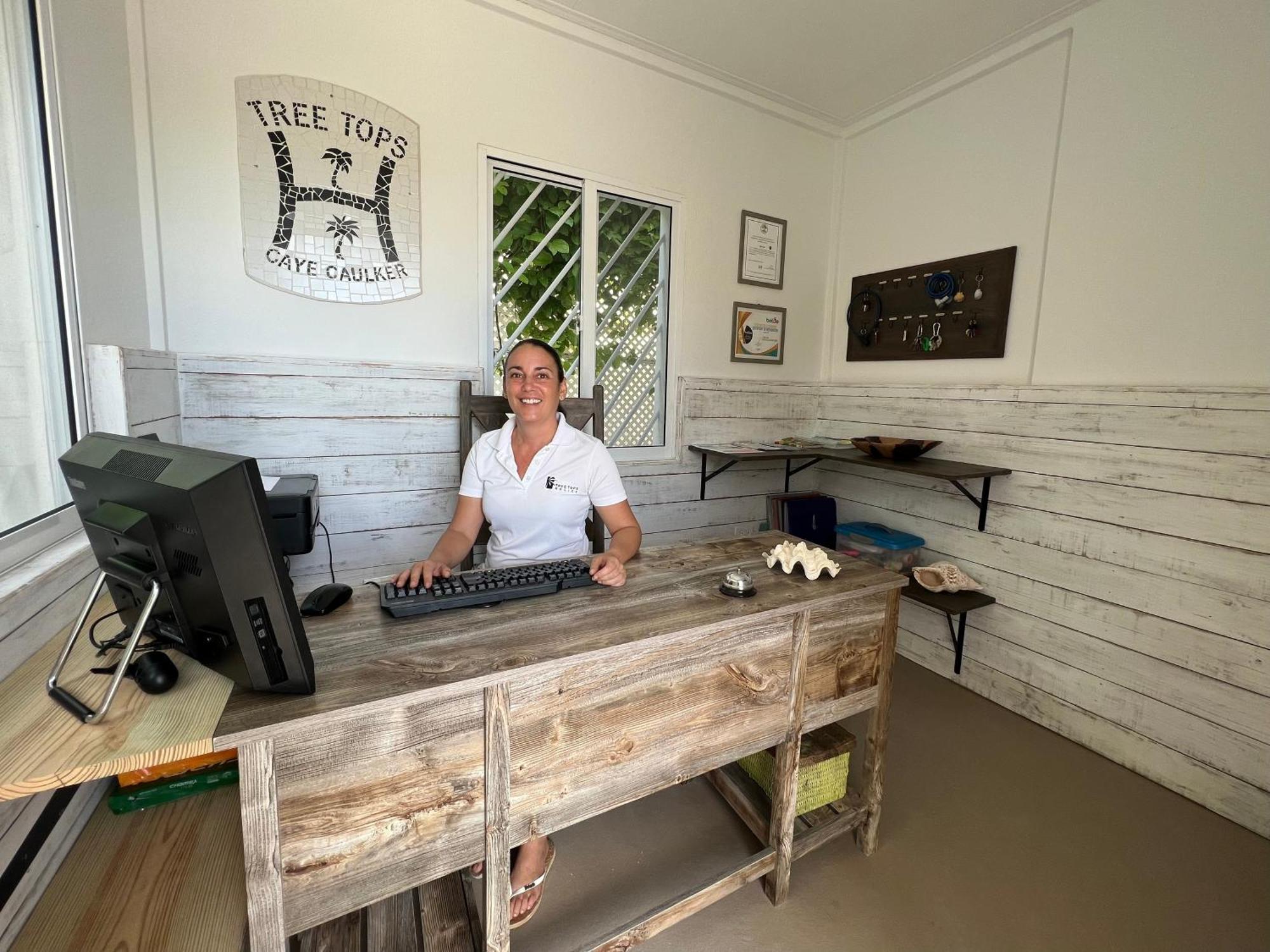 Treetops Hotel Caye Caulker Bagian luar foto