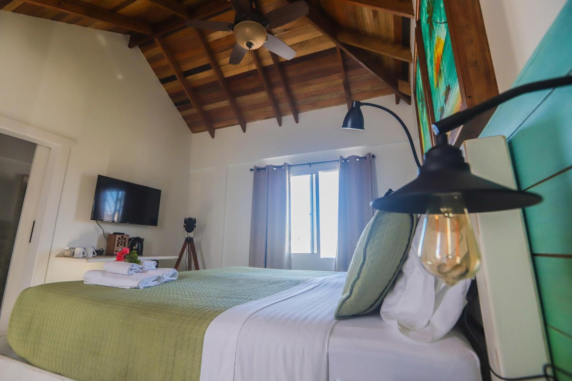 Treetops Hotel Caye Caulker Ruang foto