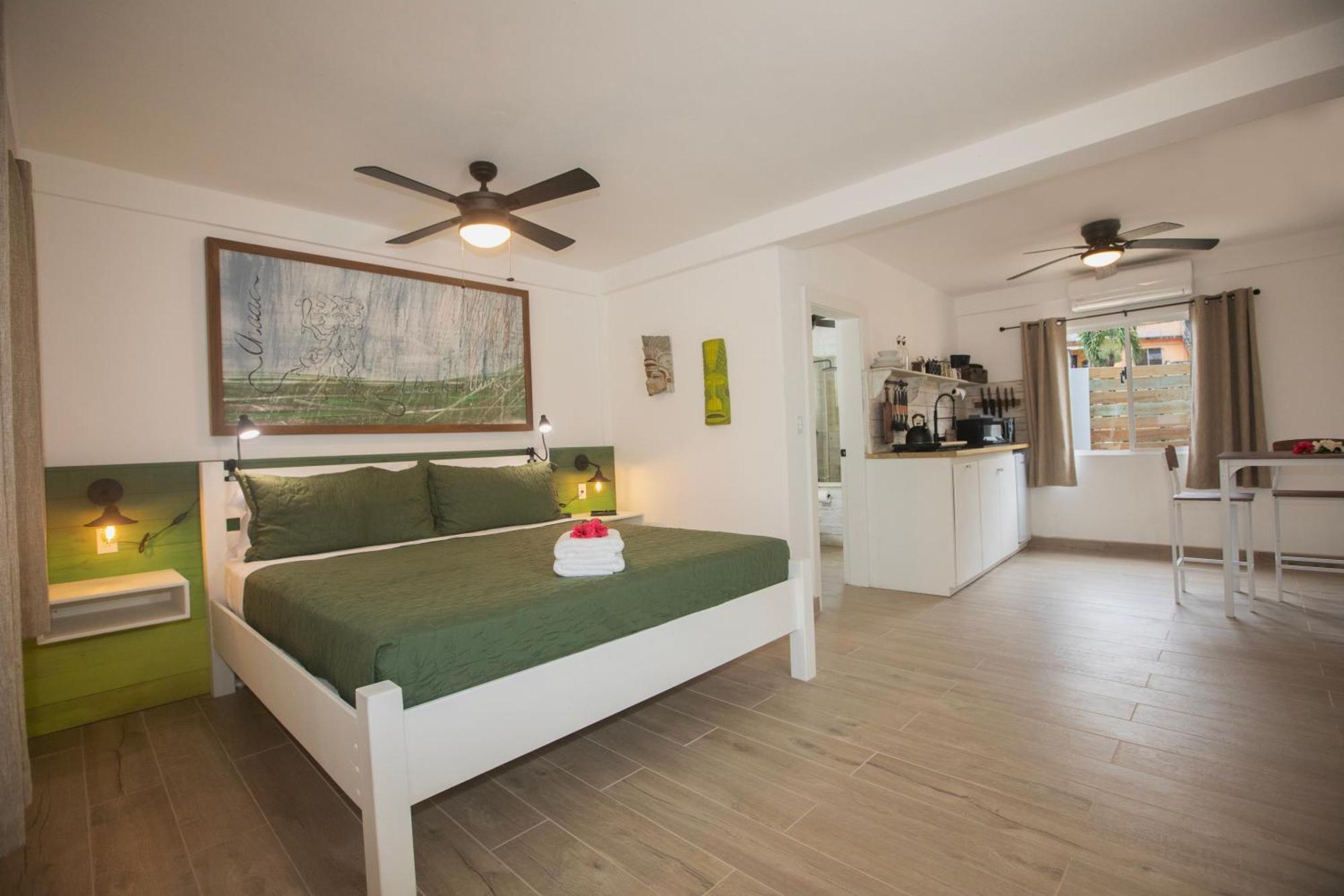 Treetops Hotel Caye Caulker Bagian luar foto