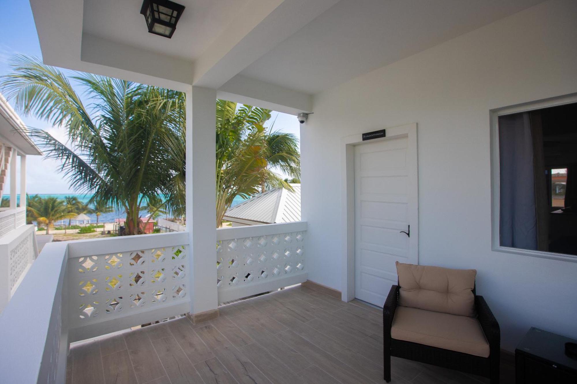 Treetops Hotel Caye Caulker Bagian luar foto