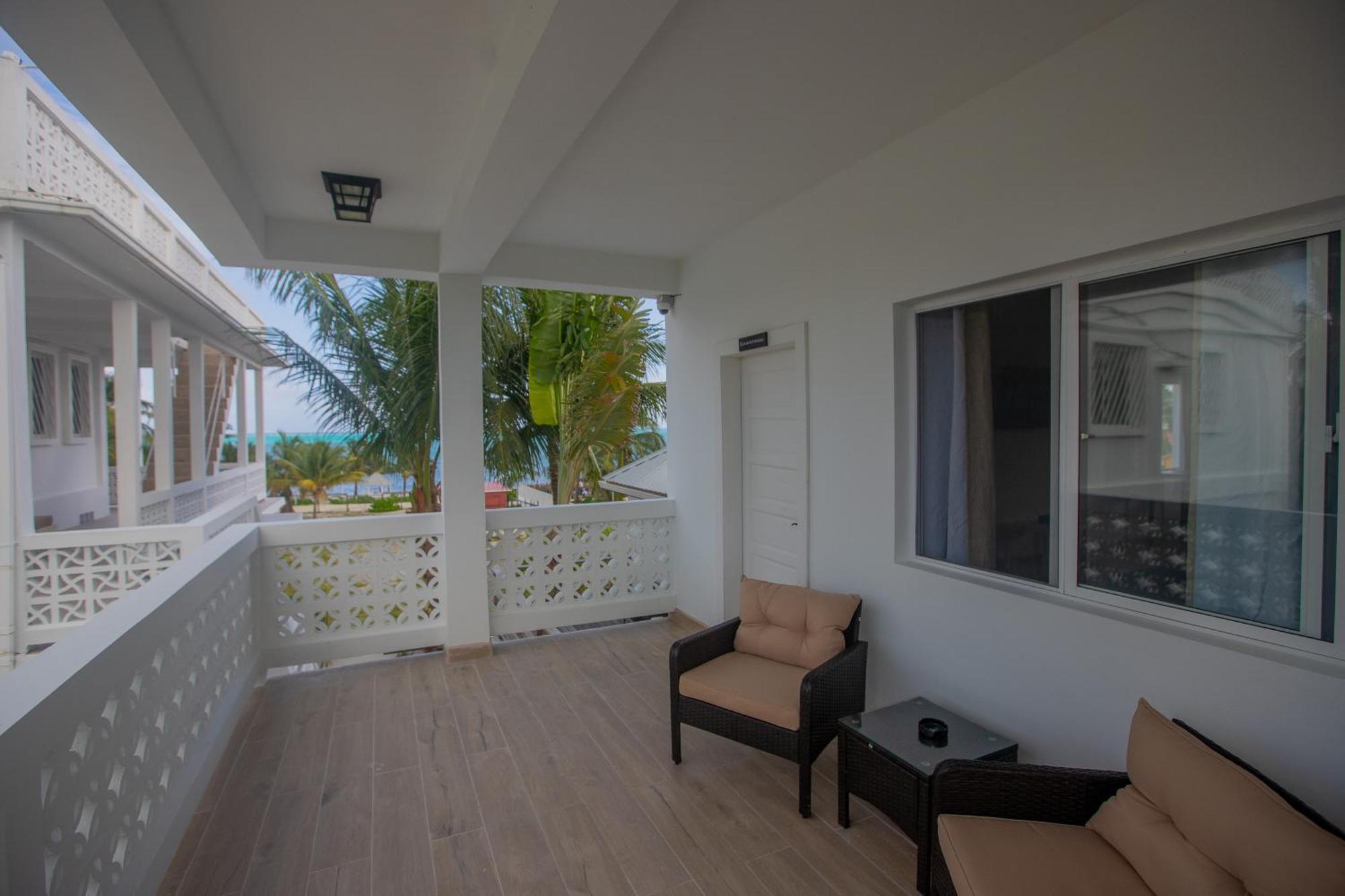 Treetops Hotel Caye Caulker Bagian luar foto