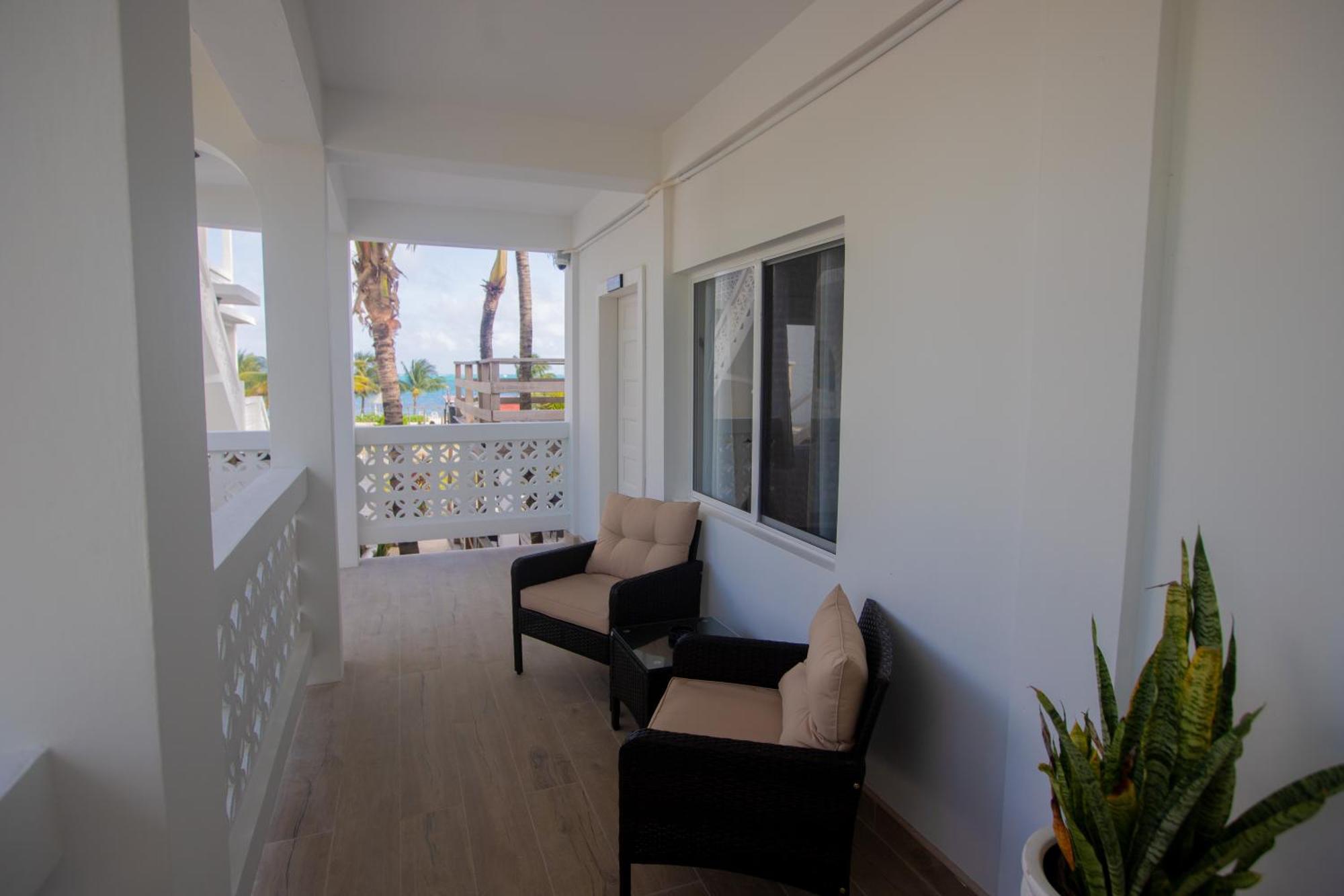 Treetops Hotel Caye Caulker Bagian luar foto